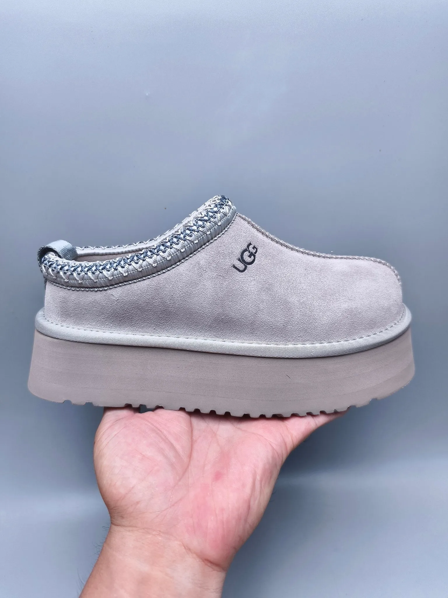💰440 UGG sheepskin all-in-one snow boots 2553 co-branded national trend style thick-soled one-leg women’s snow boots🐾~ 🍭 A co-branded trendy item launched with well-known designer brands Feng Chen Wang and TELFAR. Zhou Dongyu & Wang Jiaer’s same style Fang Kete boots. The slip-on design makes it easy to put on and take off, and can be used indoors or outdoors. The exotic edging design is eye-catching, and it is definitely worth buying~ 🍭Material: cowhide➕sheep fur Outsole: rubber (light wing technology) 🍭Color: black, maroon, sand, dark green, light gray, chocolate, beige, walnut, brown, dark gray, red 🍭Number of codes: 35-42